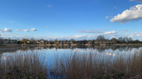 Cotswolds Lakehouse, with hot tub & spa access, Lower Mill Estate